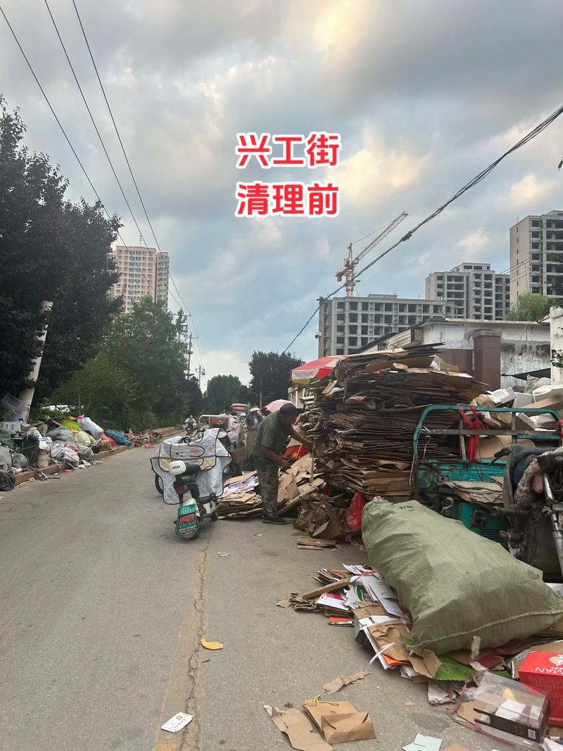 北辛街道重拳出击 兴工街废品回收站强制清理行动还居民清新环境